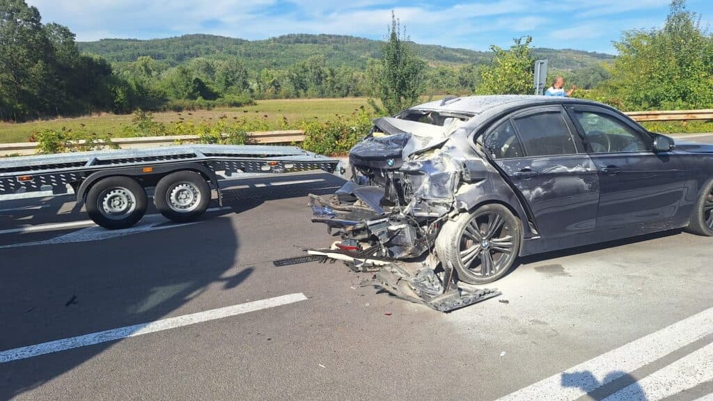 Patru răniți, inclusiv un copil de 2 ani, în urma impactului între autotren și autoturism.