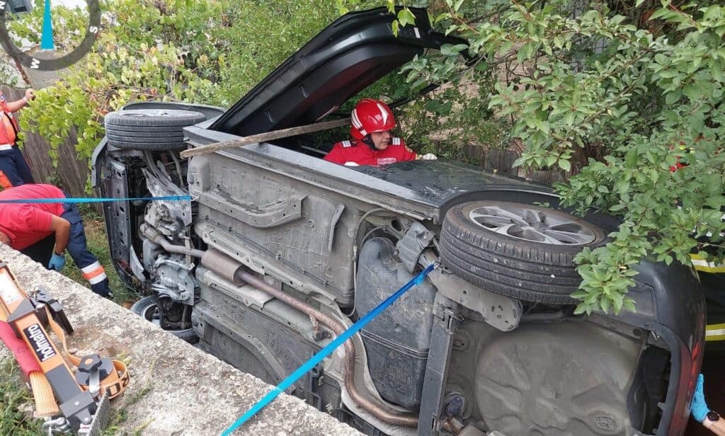 Autoutilitară părăsește carosabilul, două persoane salvate prin descarcerare