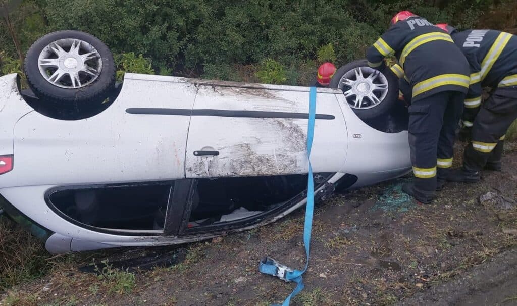 Mașină ieșită de pe carosabil, intervenție rapidă a pompierilor din Drobeta Turnu Severin