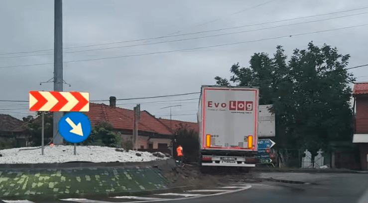 Camion Scăpat de Sub Control Dărâmă Sensul Giratoriu și Ajunge în Gardul unei Case la Șimian – Detalii și Investigații!