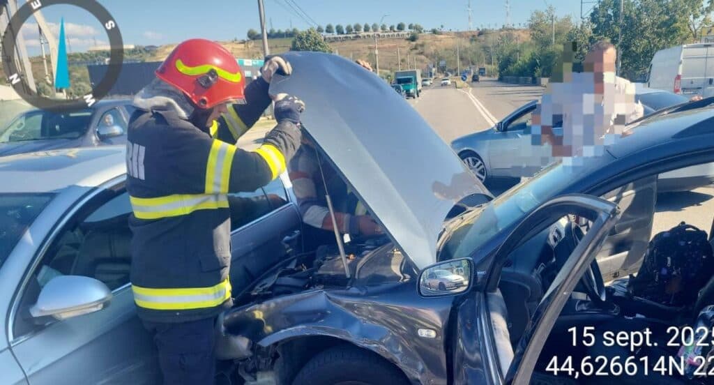 Traficul afectat temporar, patru persoane implicate refuză transportul la spital