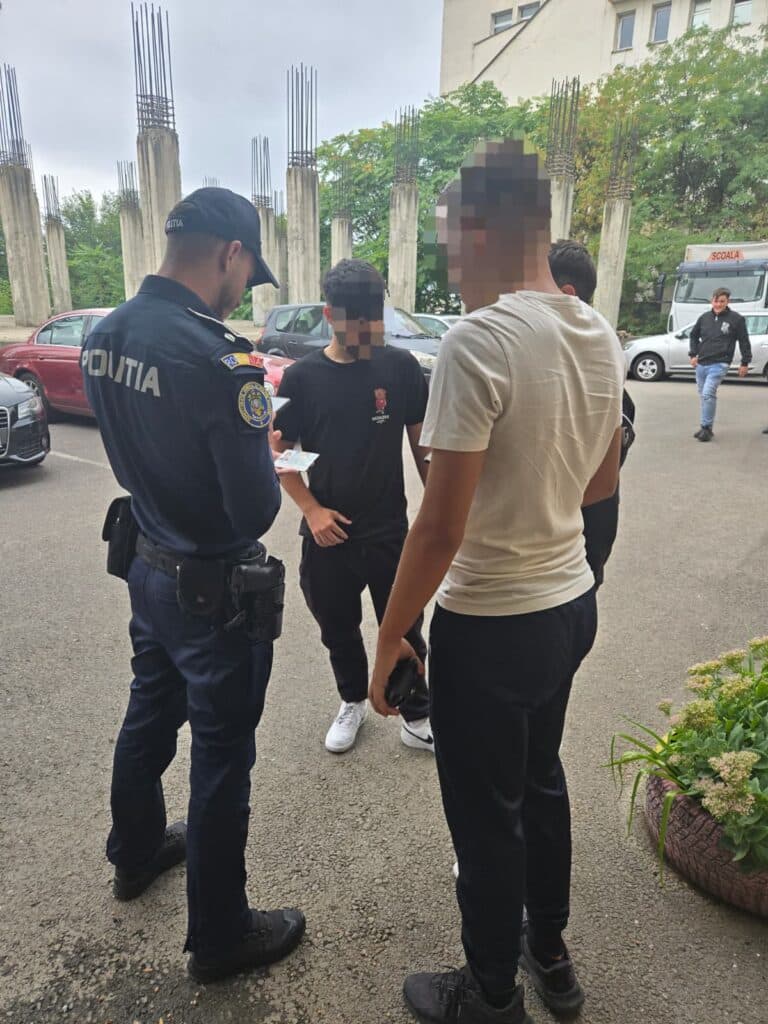 Acțiuni Intense ale Polițiștilor din Mehedinți pentru Siguranță și Prevenirea Faptelor Antisociale în Școli