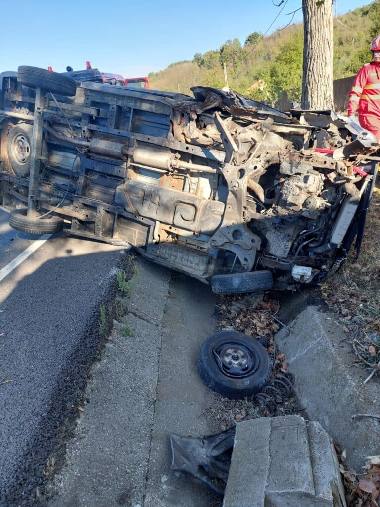 Mașină Răsturnată pe DN6, Prunișor, Fără Răniți Grav - Intervenție Promptă a Pompierilor și Ancheta Poliției în Curs