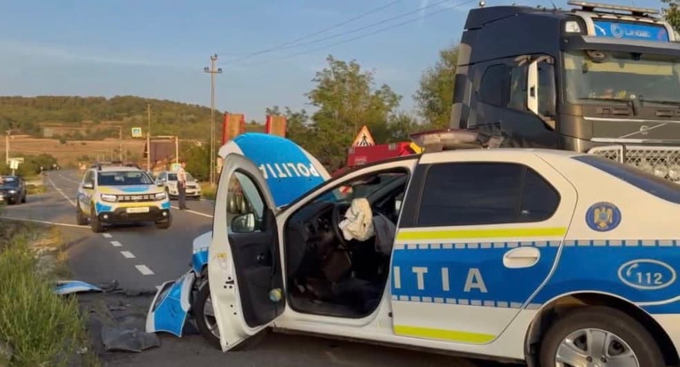 Autospecială de Poliție cu deținut la bord, implicată într-o coliziune la Prunișor, Mehedinți