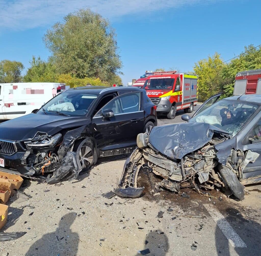 Accident cu patru mașini blochează traficul în Hinova.