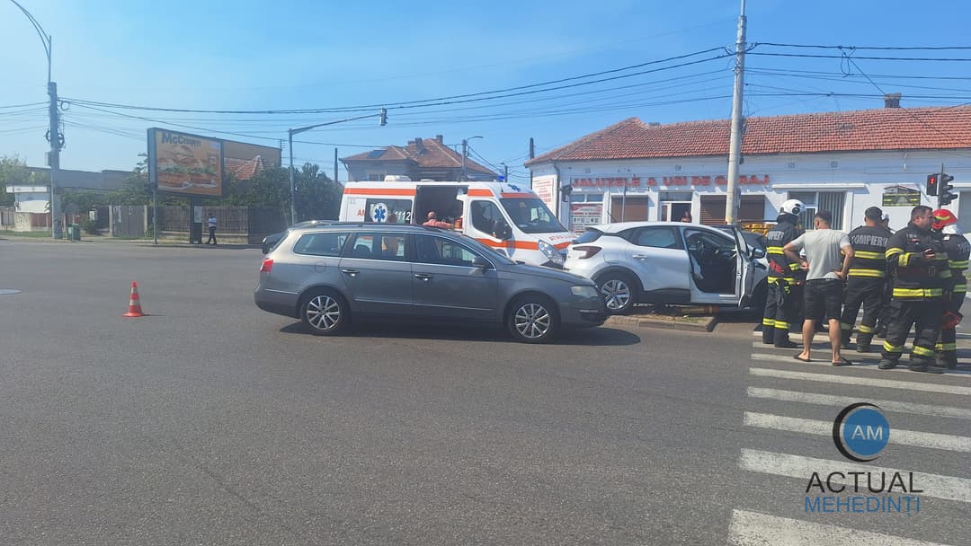Coliziune între două autoturisme la semafor în Drobeta Turnu Severin - O persoană, transportată la spital!