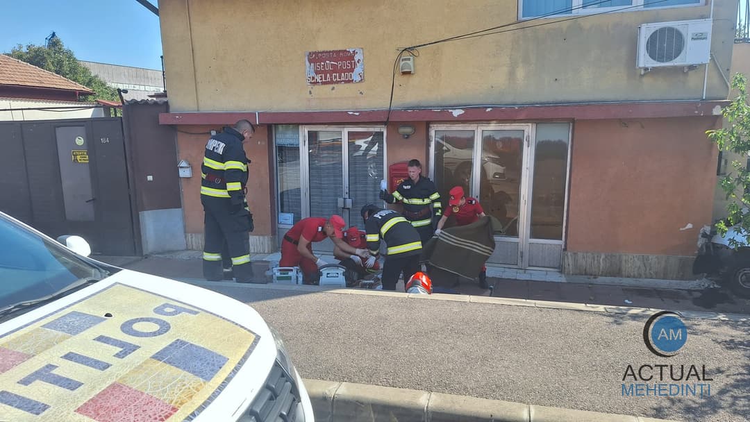 Șoferul suferă o criză și lovește Poșta pe Calea Timișoarei din Severin - echipele medicale luptă pentru viața lui.