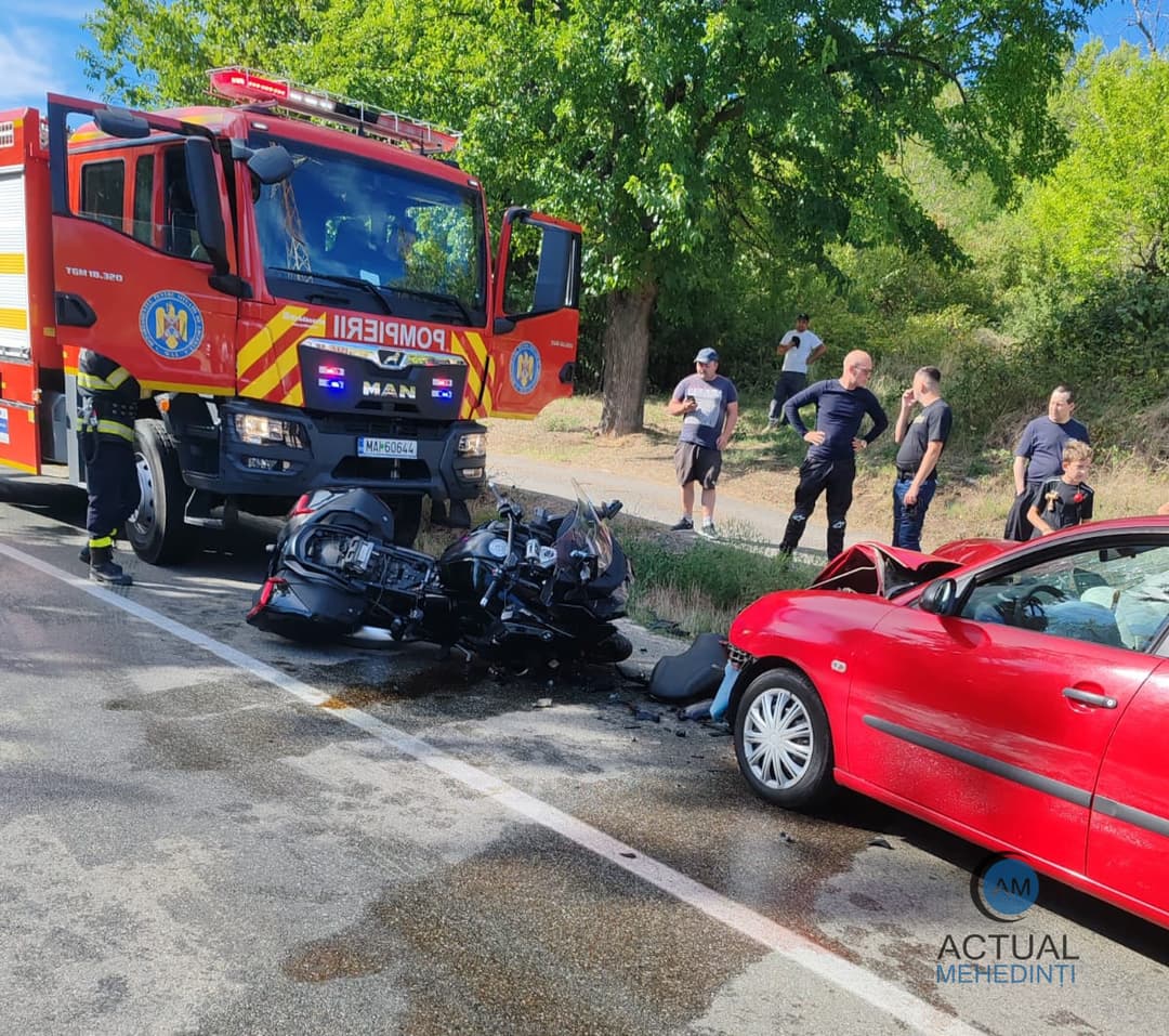 Două autoturisme și o motocicletă implicate, patru răniți la spital. Trafic blocat pentru cercetări!