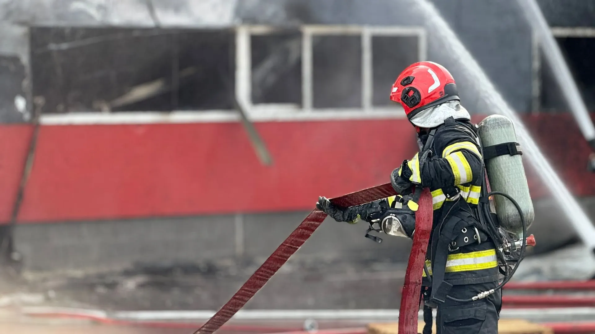 Centura Drobeta: vegetație uscată, foc pe casă, hală și mașini
