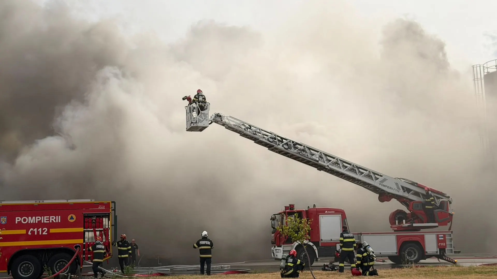 Drobeta: incendiu în hala de 4.000 mp a fabricii de celuloză